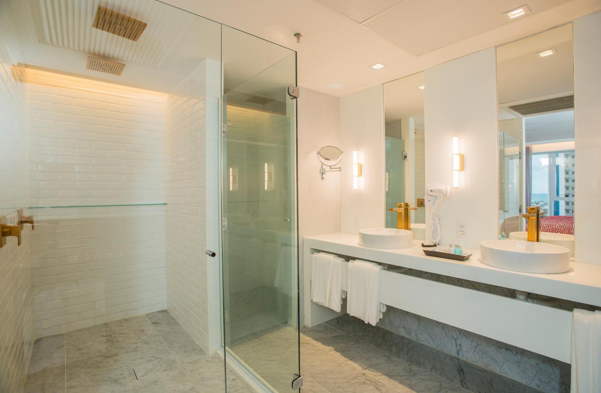 Hotel Luzeiros 헤시피 객실 사진 A shower enclosure