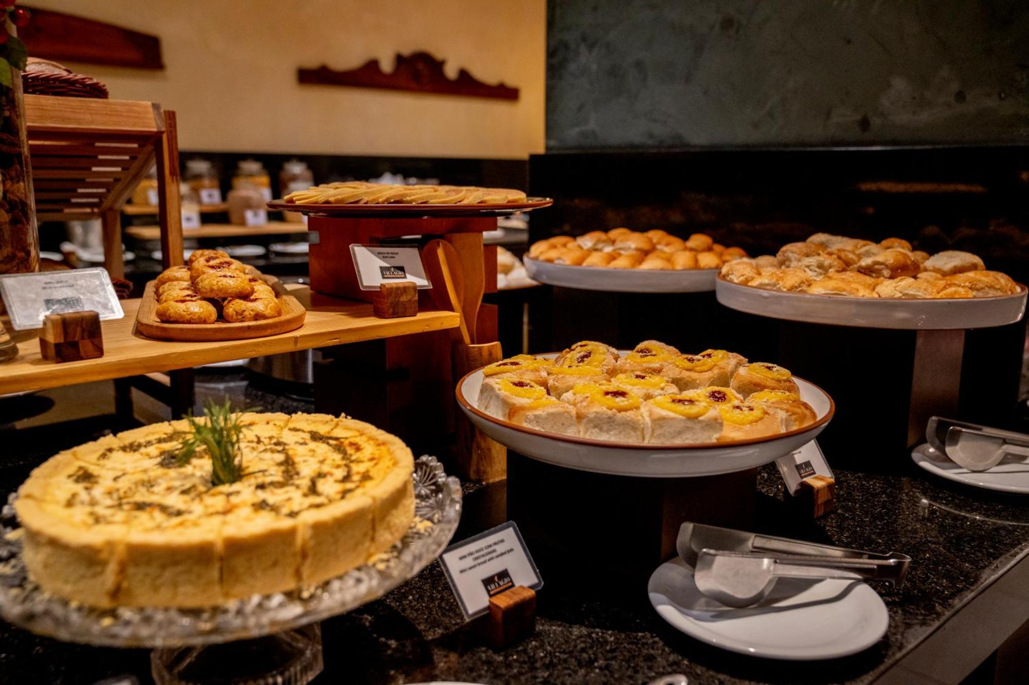 Hotel Luzeiros 헤시피 외부 사진 A selection of cakes and pastries