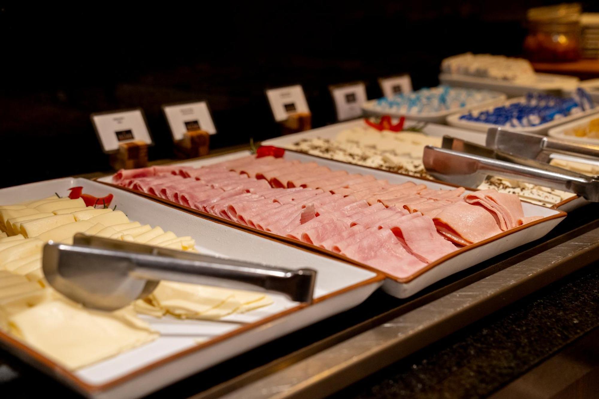 Hotel Luzeiros 헤시피 외부 사진 A buffet with cold cuts