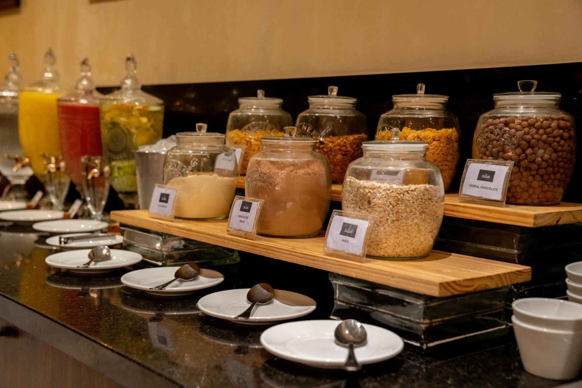Hotel Luzeiros 헤시피 외부 사진 A selection of cereals at a buffet