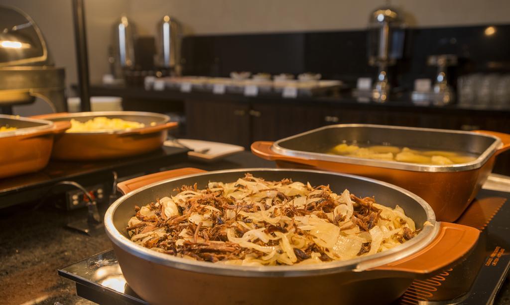 Hotel Luzeiros 헤시피 외부 사진 Food at a buffet