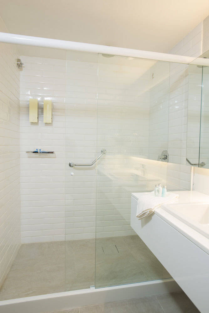 Hotel Luzeiros 헤시피 외부 사진 A shower with a grab rail