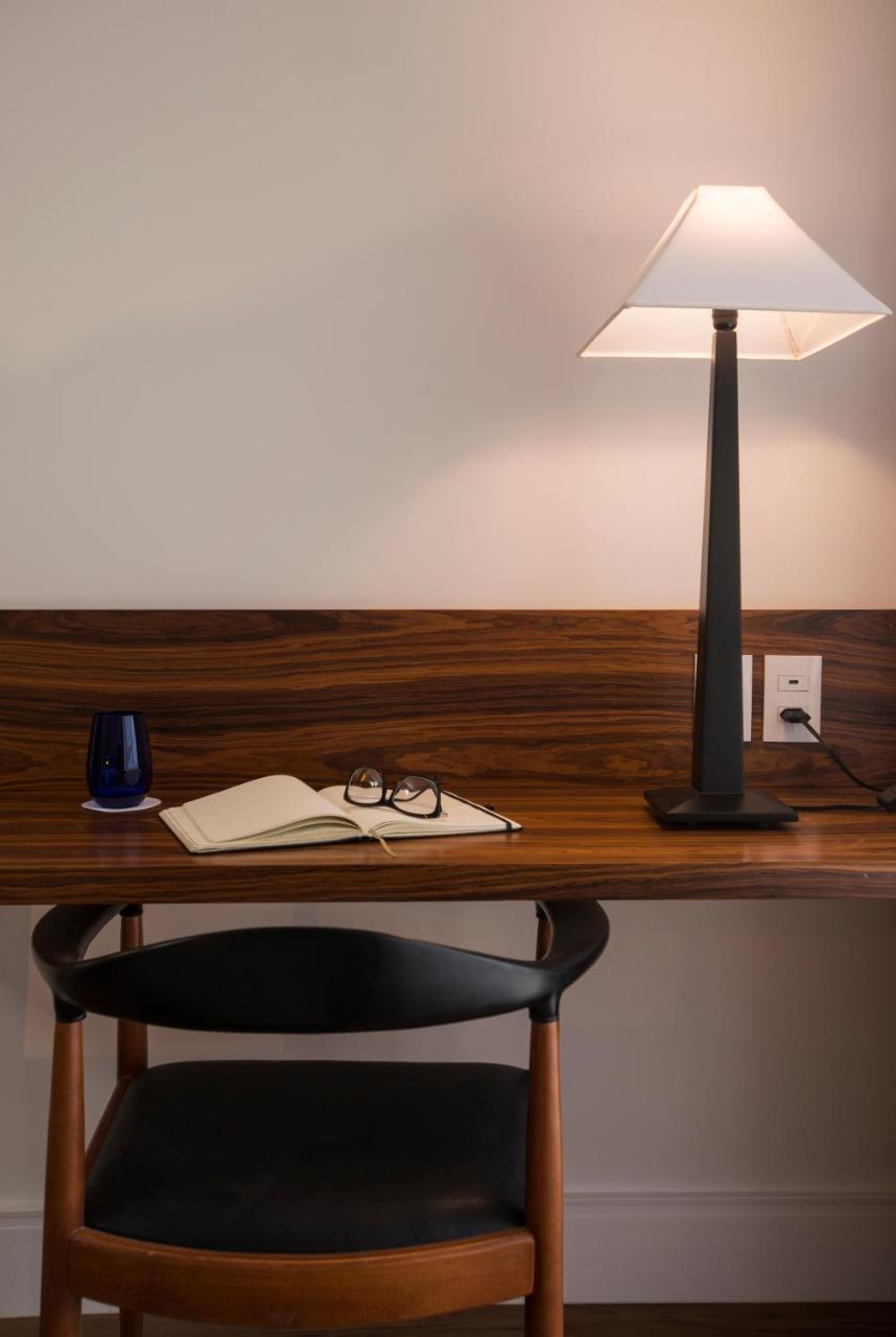 Hotel Luzeiros 헤시피 외부 사진 A lamp on a desk